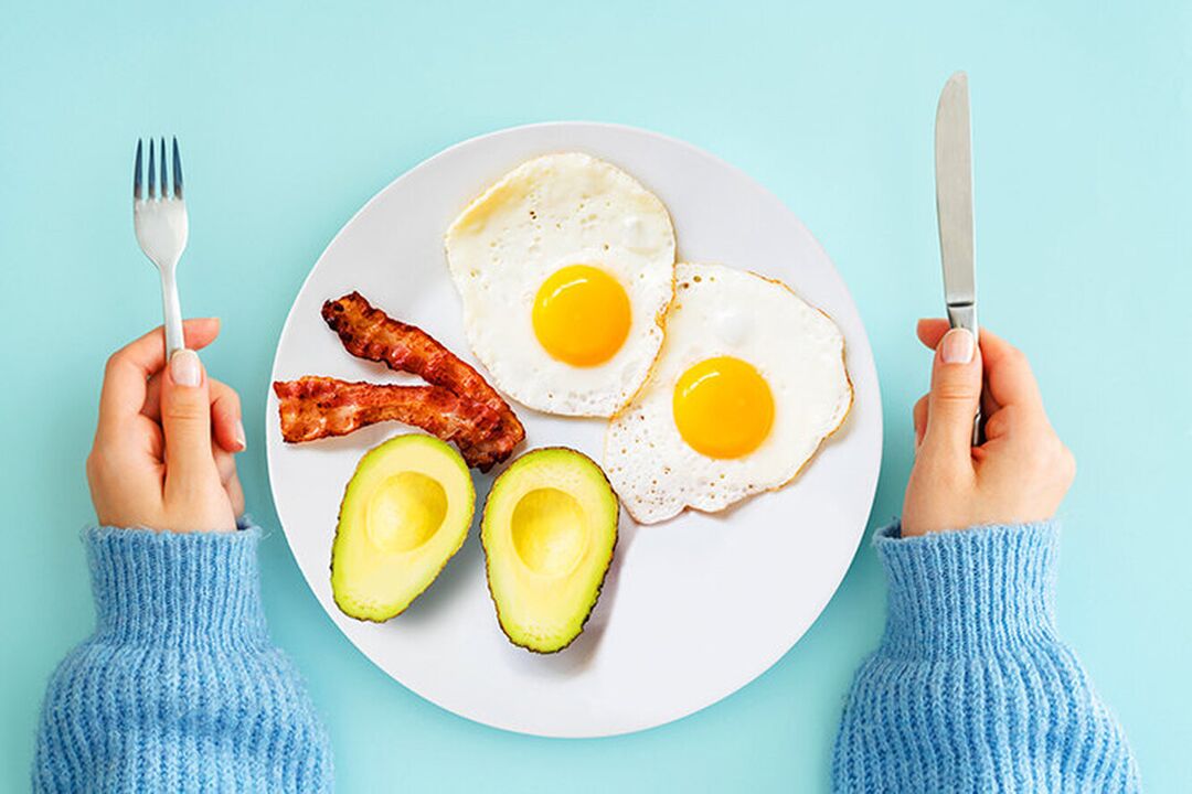 Ідеальний сніданок у меню кетодієти – яйця з беконом та авокадо